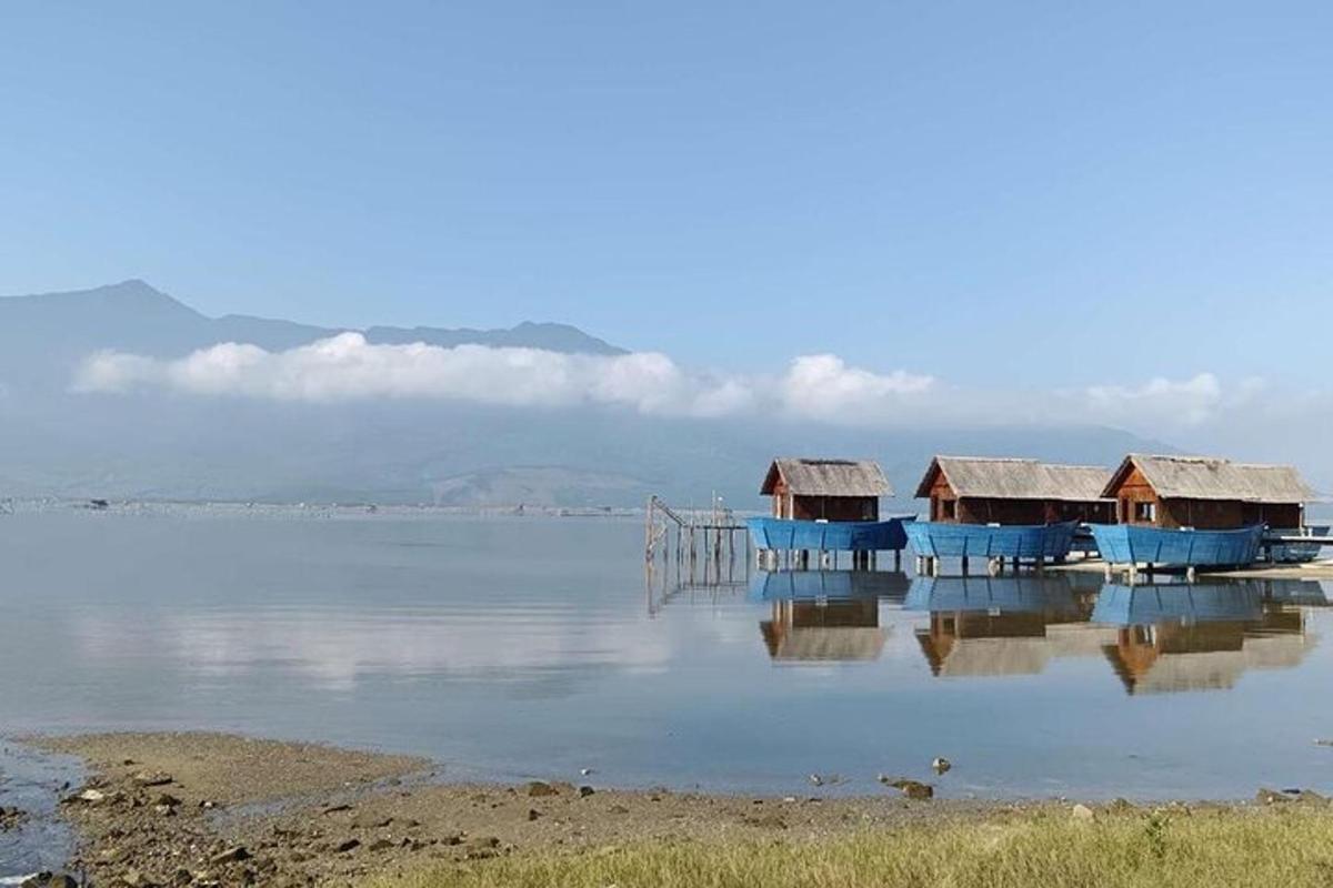 un gruppo di case sedute sull'acqua