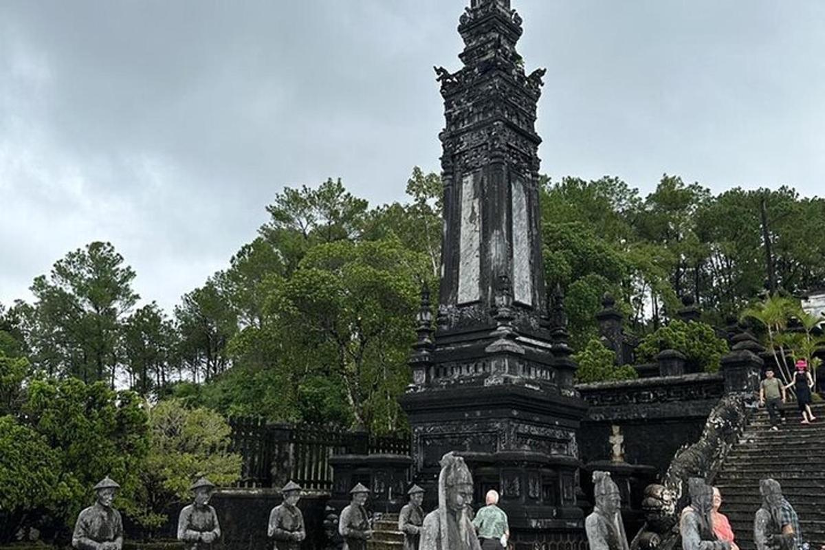 un gruppo di persone in piedi davanti a un monumento