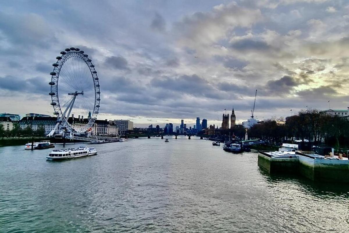 una vista di un fiume con una ruota panoramica