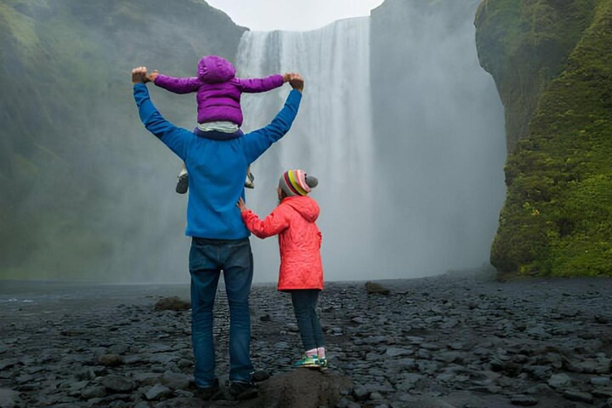 un uomo e una donna in piedi davanti a una cascata