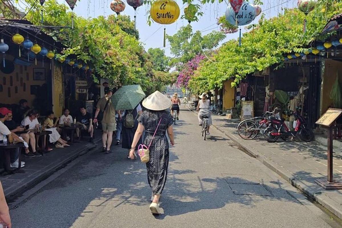 una donna che indossa un cappello che cammina per strada
