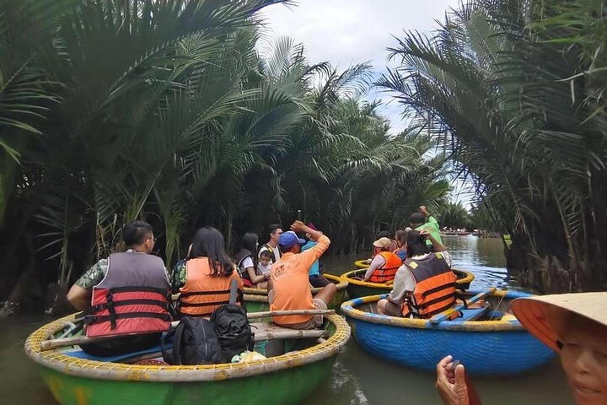 un gruppo di persone che navigano in barca lungo un fiume