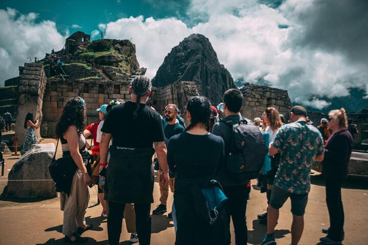 sekumpulan orang berdiri di hadapan gunung