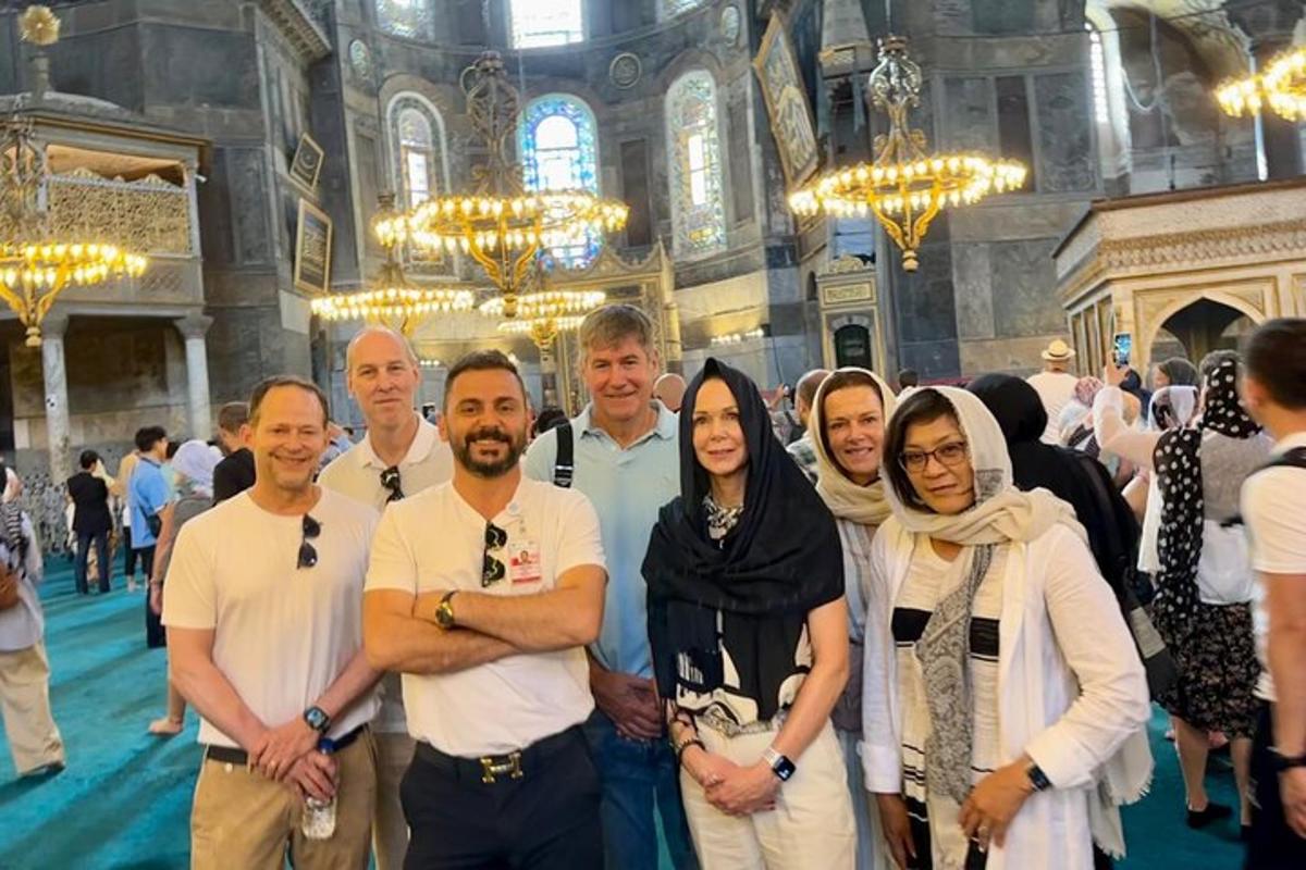 група људи позира за фотографију у цркви