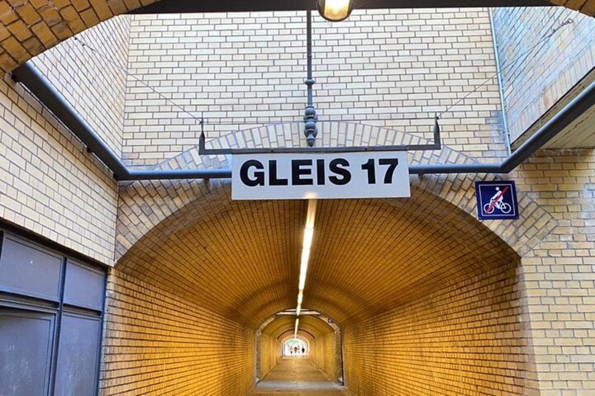 un cartello con la scritta "gliates" appeso in un tunnel