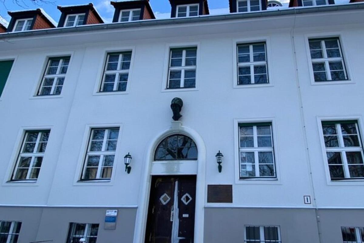 un edificio bianco con una porta di fronte