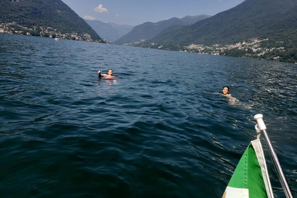 dua orang di dalam air di atas bot di tasik