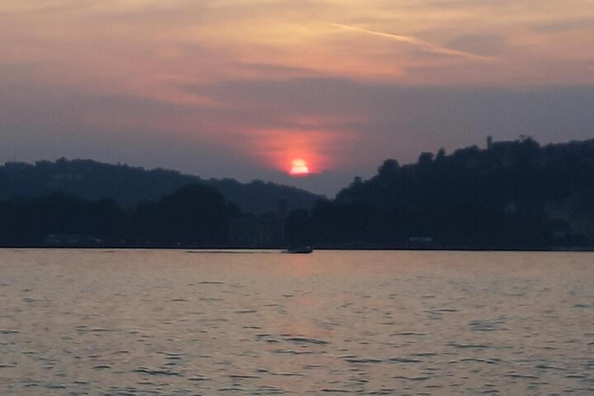 matahari terbenam di atas badan air yang besar