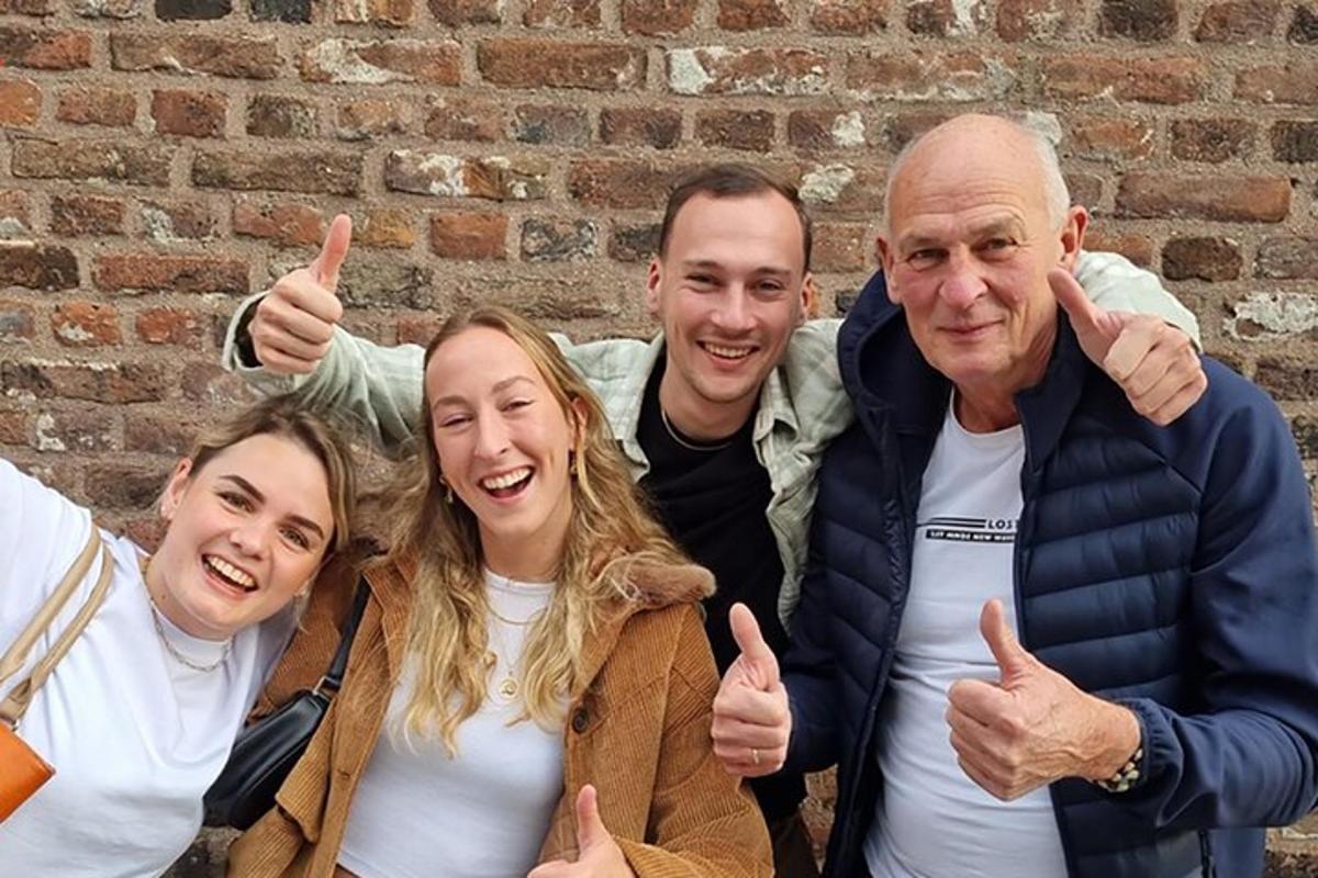 skupina lidí ukazuje palec nahoru