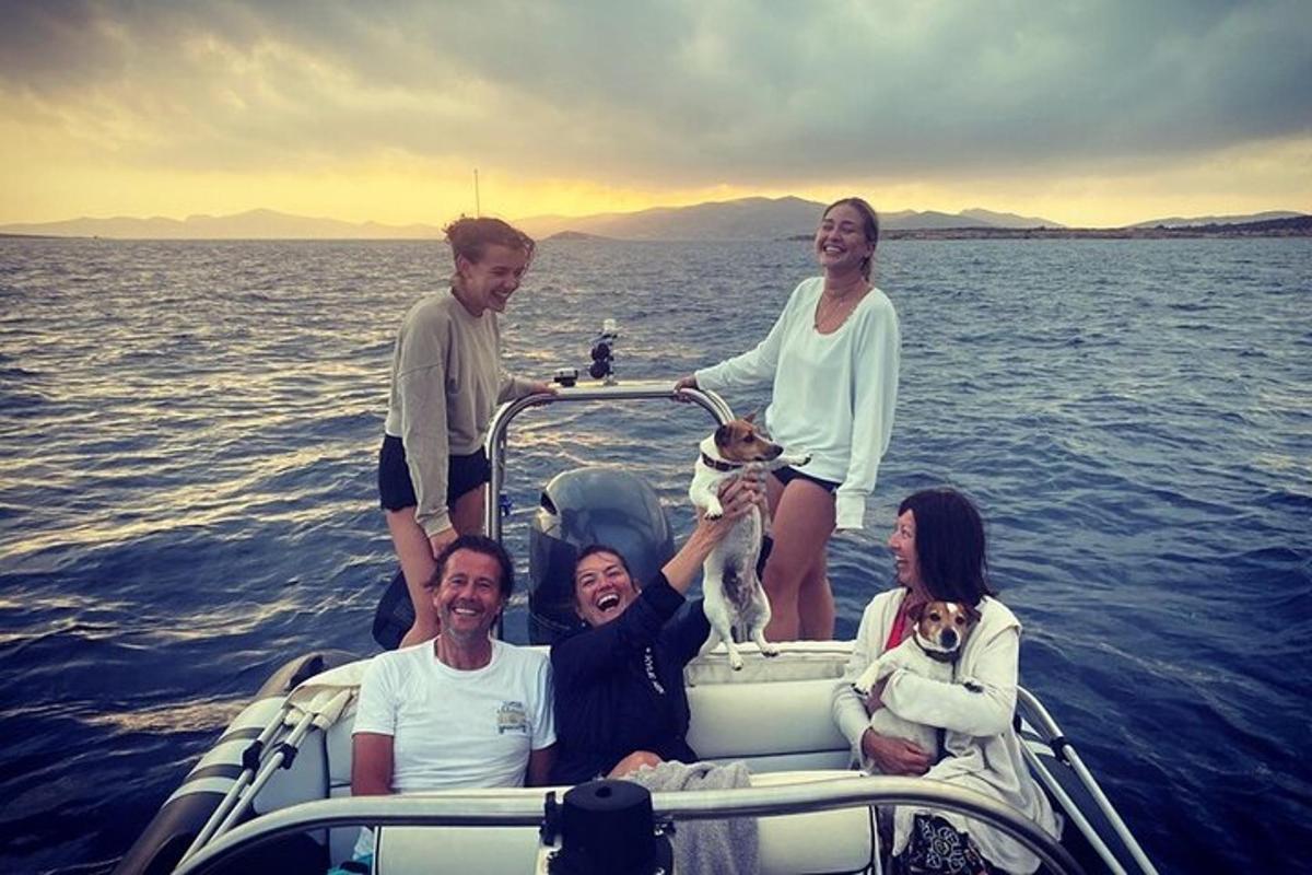 um grupo de pessoas em um barco na água