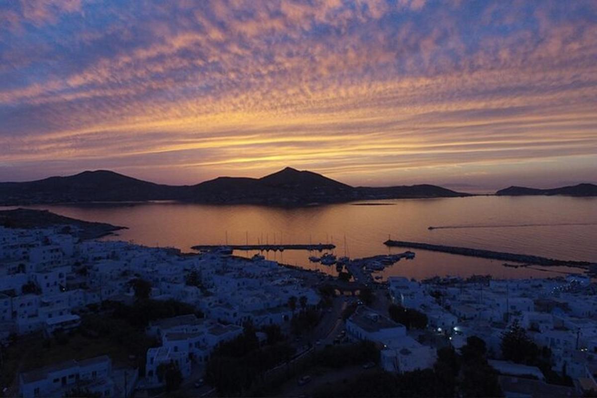 μια θέα μιας πόλης με ένα ηλιοβασίλεμα πάνω από το νερό