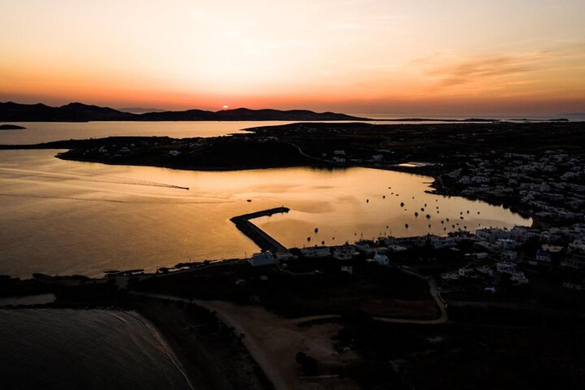 μια εναέρια άποψη μιας πόλης δίπλα σε ένα υδάτινο σώμα