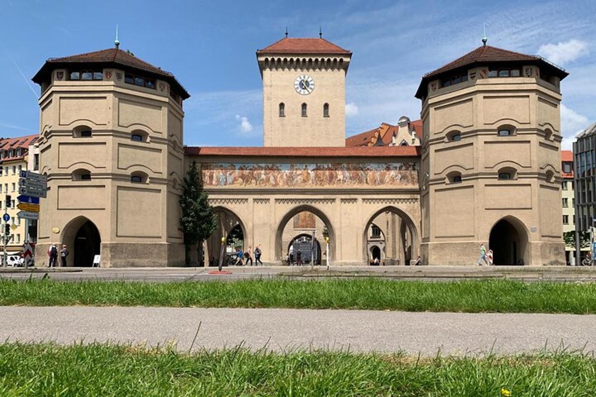 un grande edificio con una torre dell'orologio in cima