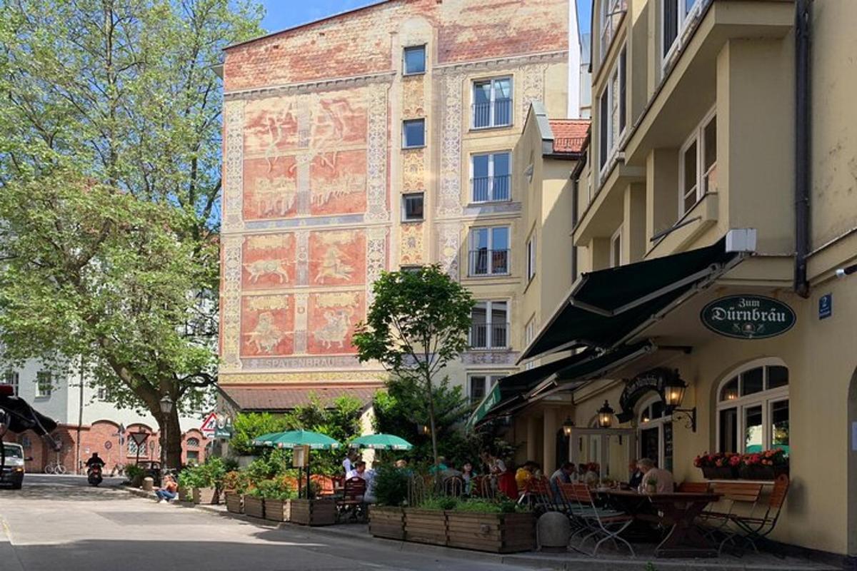 un edificio con un grande murale sul lato