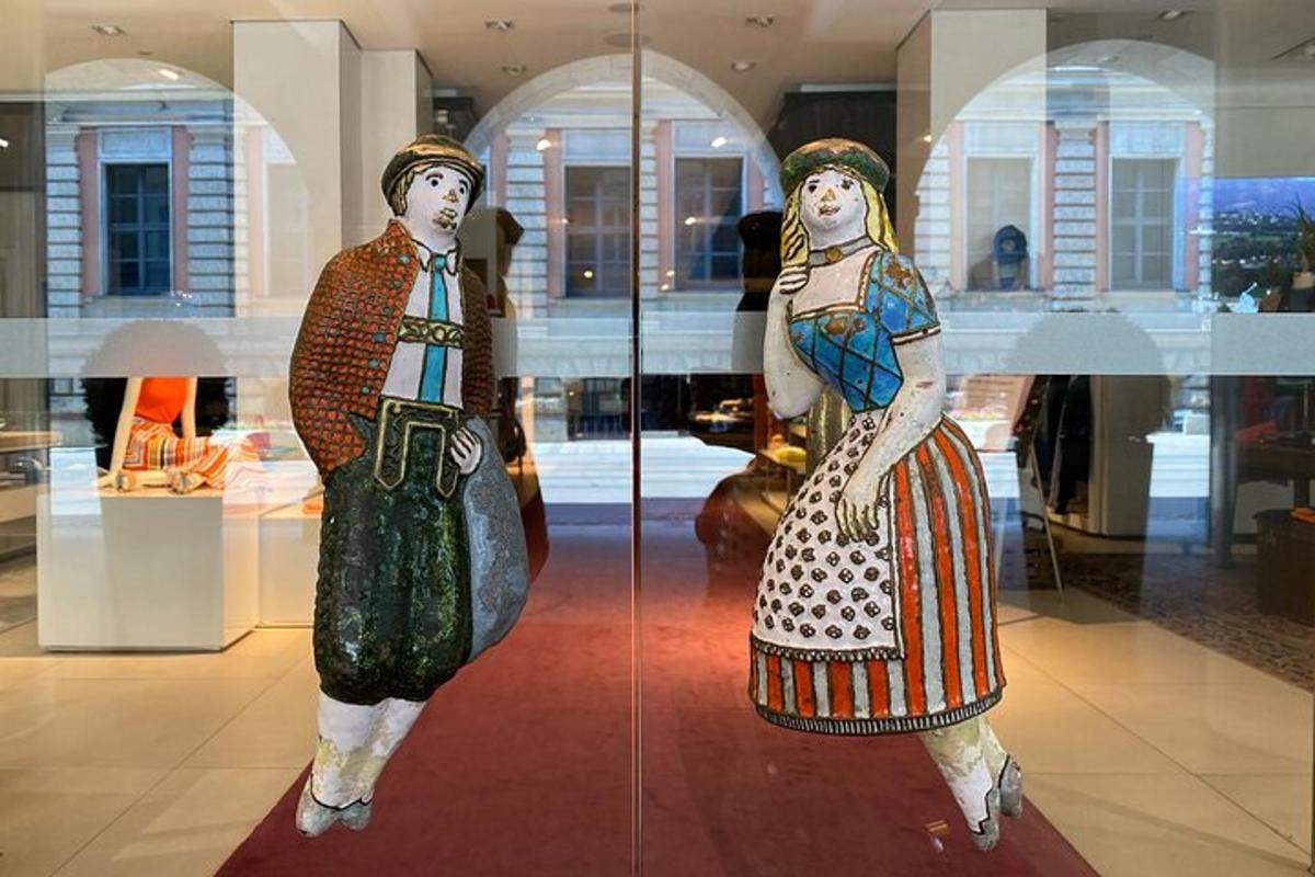 due statue di un uomo e una donna in una teca di un museo