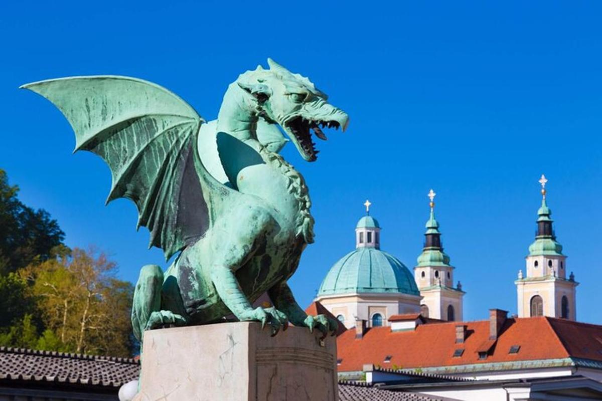 lohikäärmeen patsas rakennuksen edessä