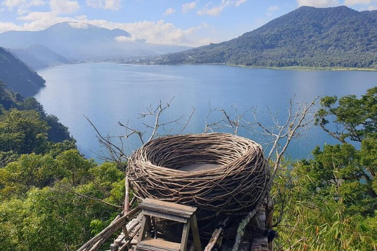Una gran bobina de cuerda colocada encima de un banco con vistas a un lago.