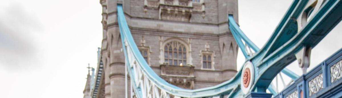 sebuah gedung tinggi dengan jembatan di depannya