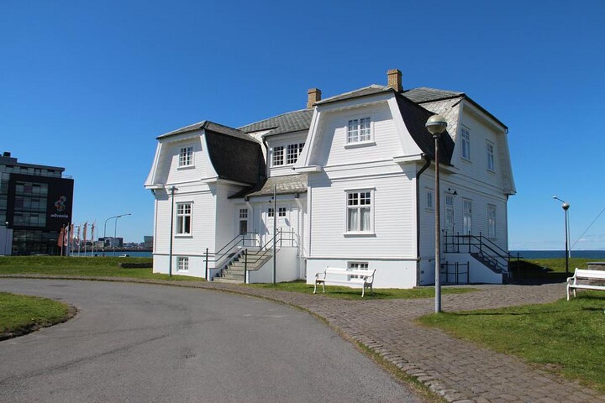 hvítt hús sem stendur við vegkantinn