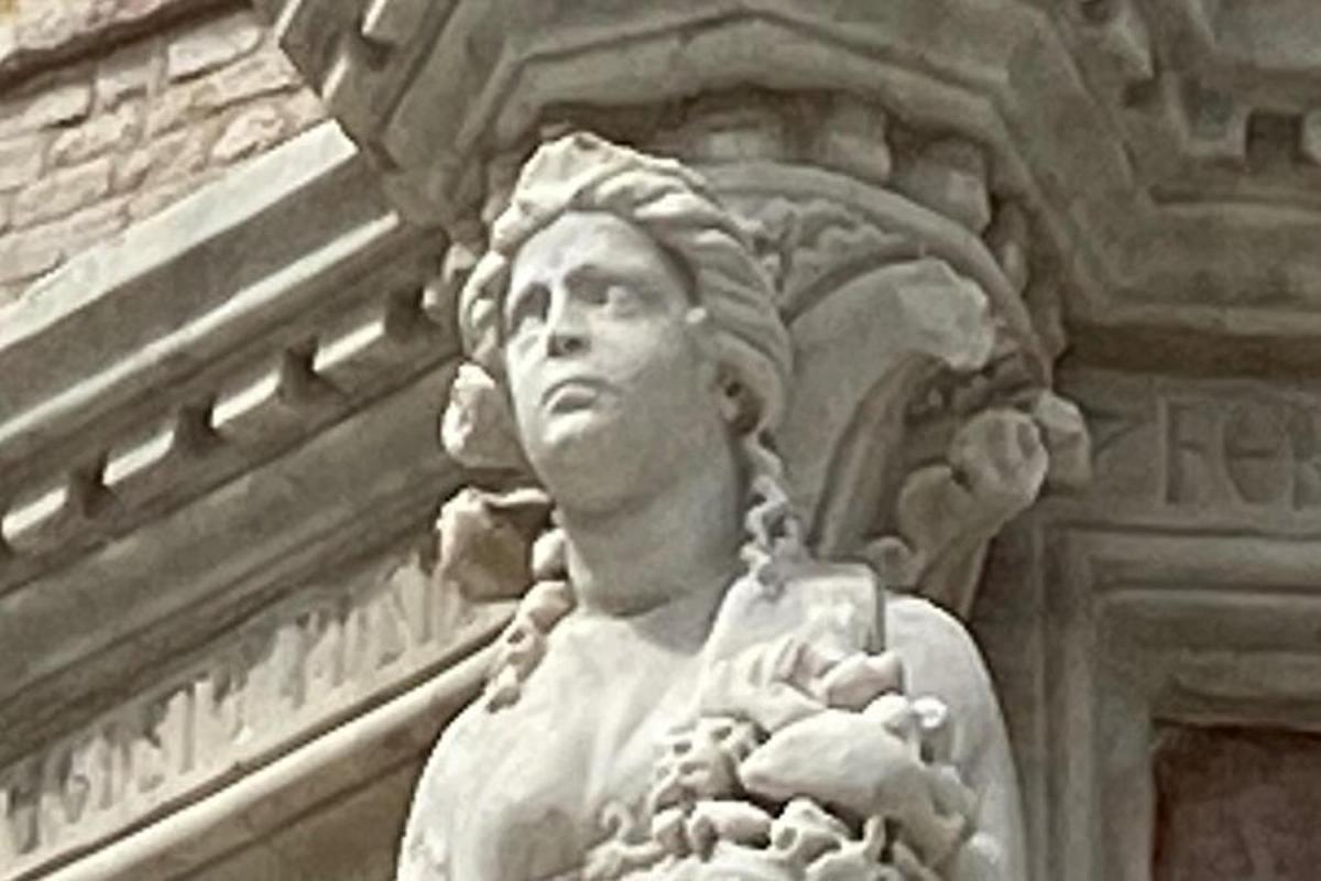 a statue on the side of a building