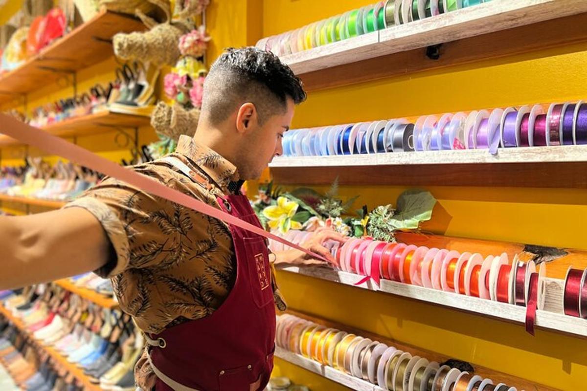 um homem está olhando para uma prateleira de uma loja