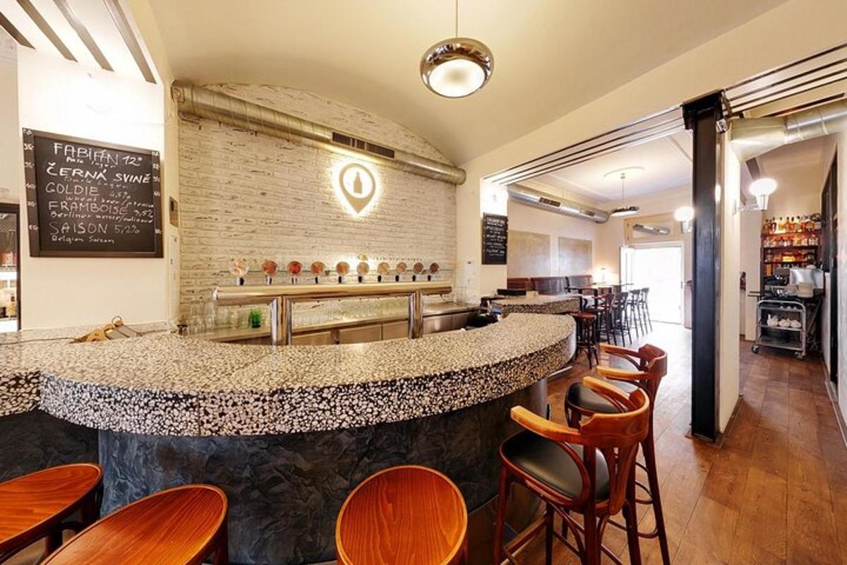 un ristorante con un bar con sgabelli di legno
