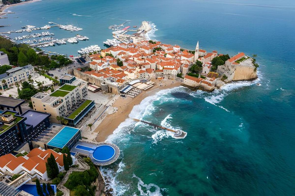 una vista aerea di una spiaggia con barche in acqua