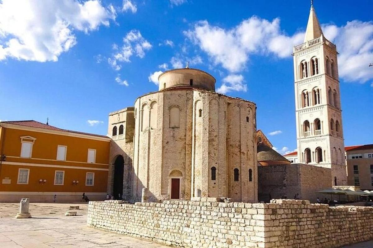un vecchio edificio con una torre e una chiesa
