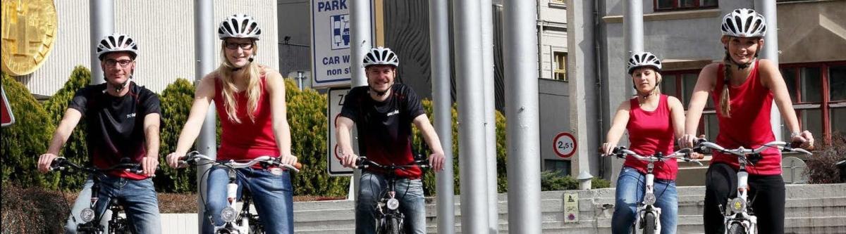 קבוצת אנשים חובשים קסדות על אופניים