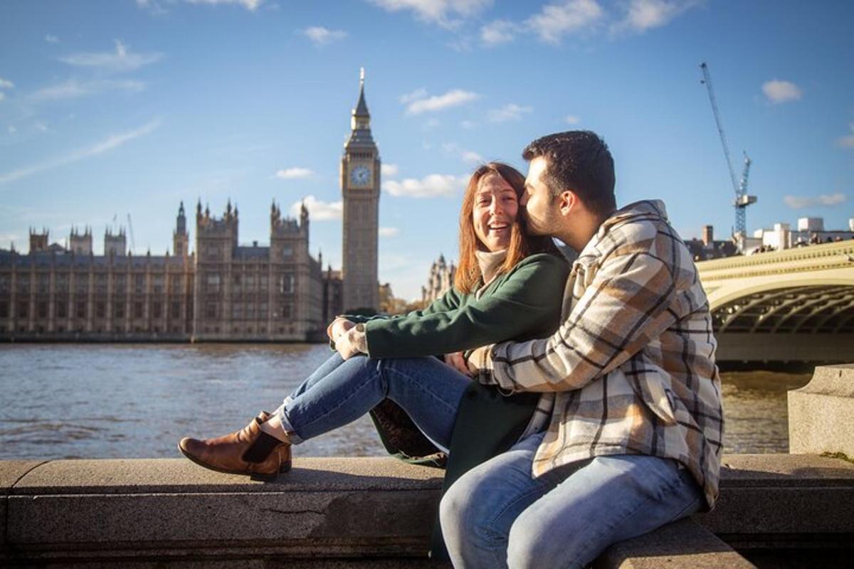 un uomo e una donna seduti su un muro di fronte al Big Ben