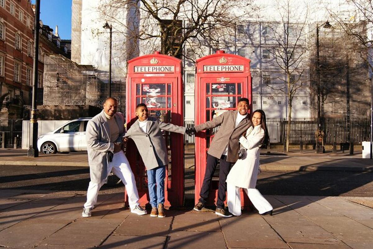 un gruppo di persone in piedi davanti a due cabine telefoniche