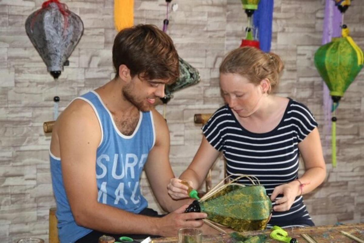 een man en een vrouw staan aan een tafel