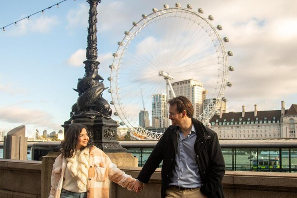 Muž a žena kráčející před London Eye