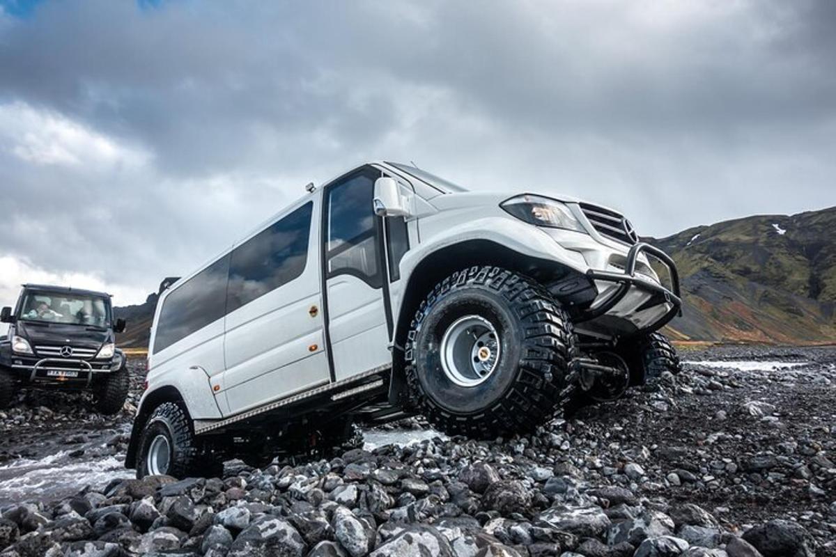 un camion bianco parcheggiato su un mucchio di rocce