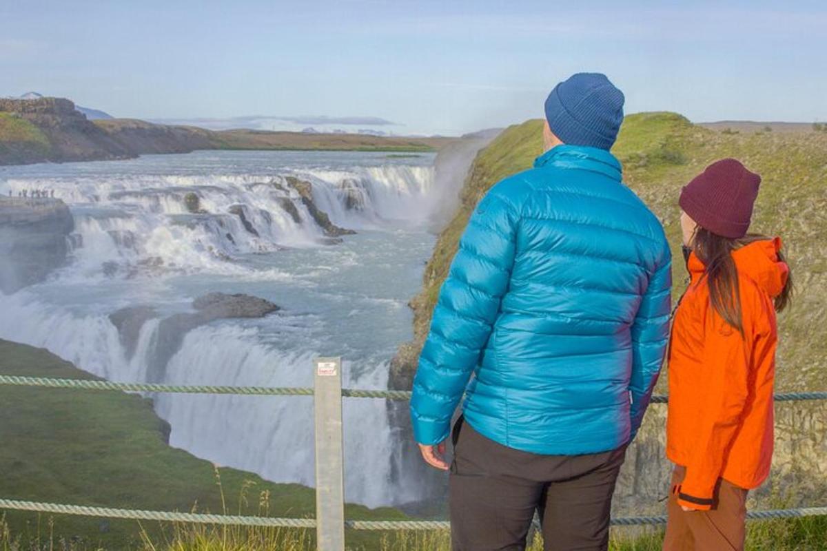 un uomo e una donna che guardano una cascata