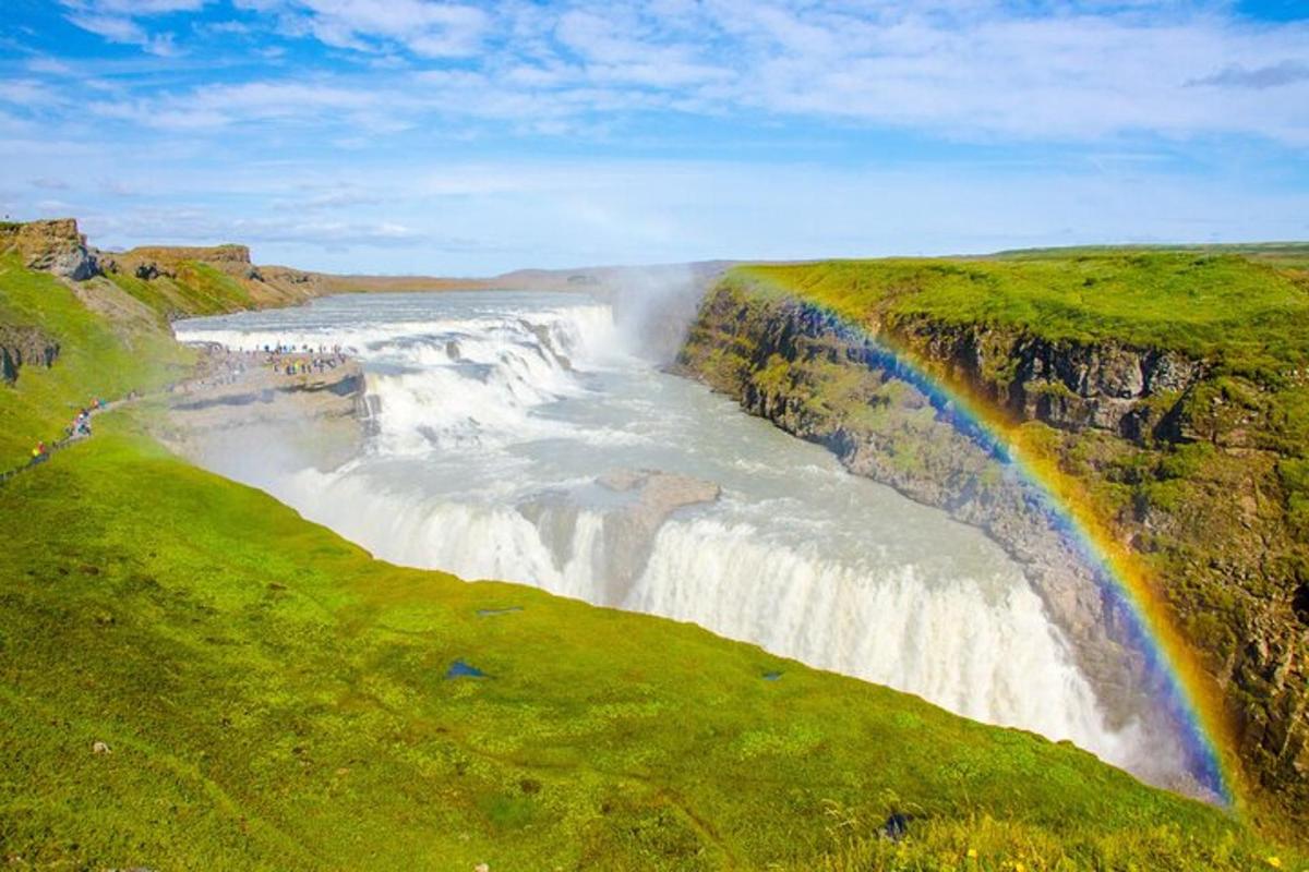 una cascata con un arcobaleno sul lato