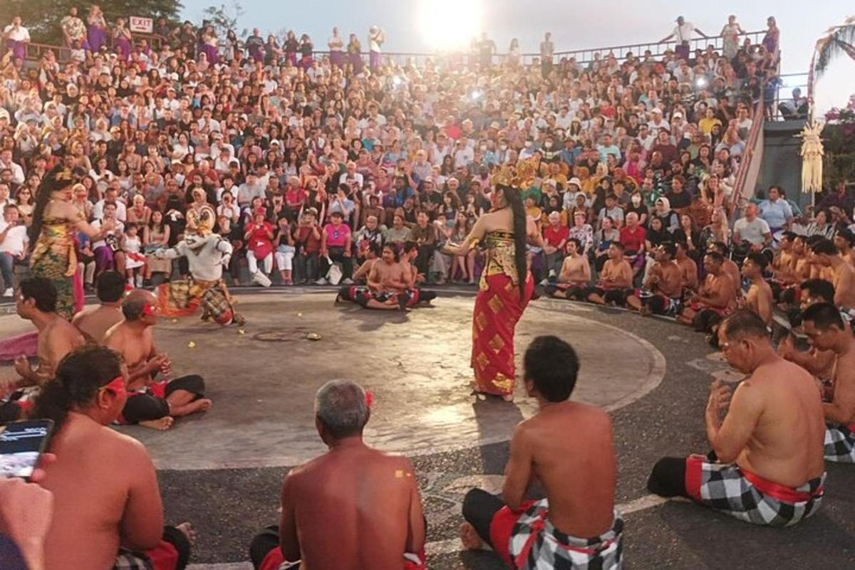 um homem em pé em um palco em frente a uma multidão