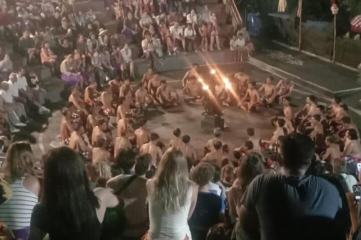 uma multidão de pessoas assistindo a um show de luta livre