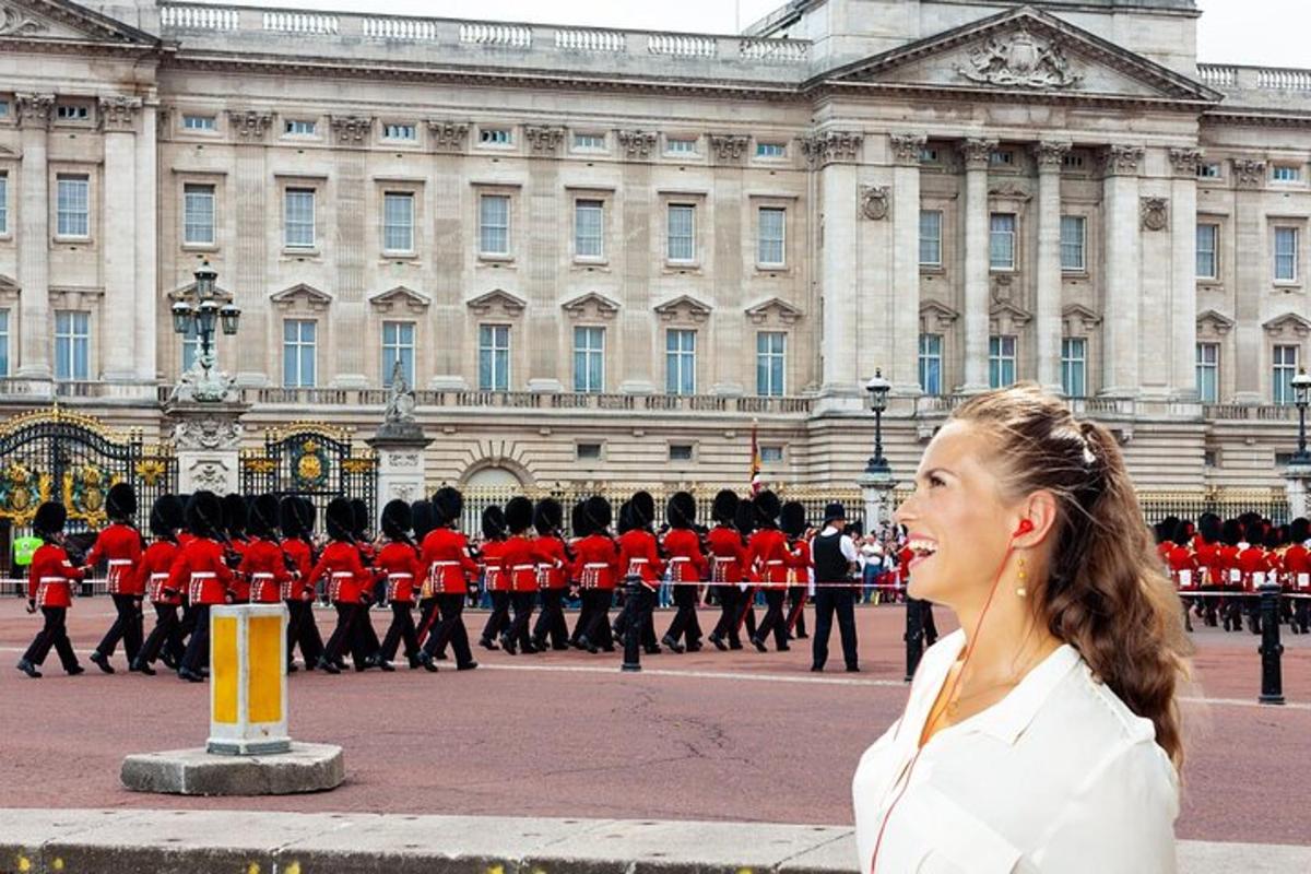 Una mujer parada frente a un desfile militar