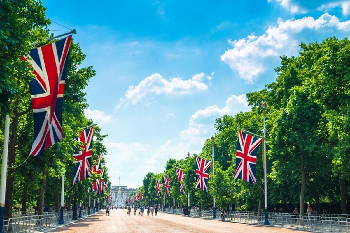 una fila de banderas británicas en una calle