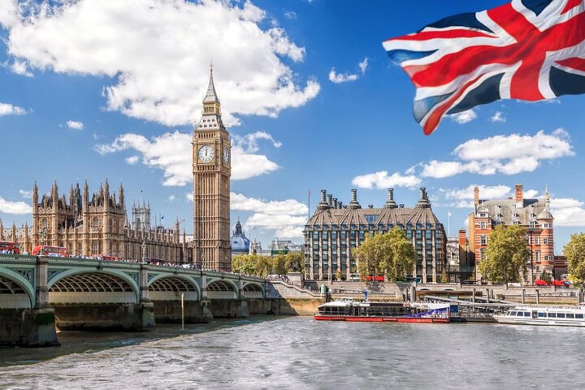 Una vista de la torre del reloj Big Ben y el río Támesis.