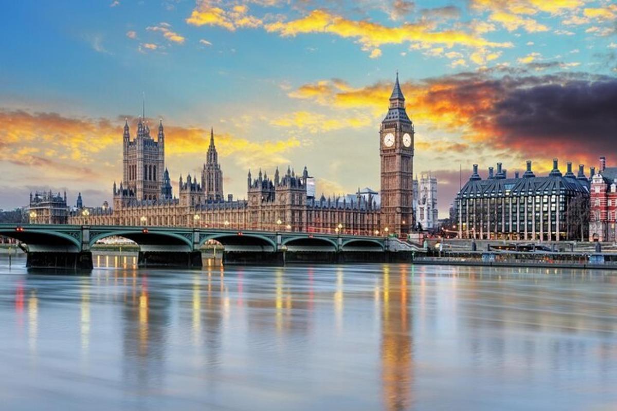 Una ciudad con un puente, un Big Ben y una torre de reloj.