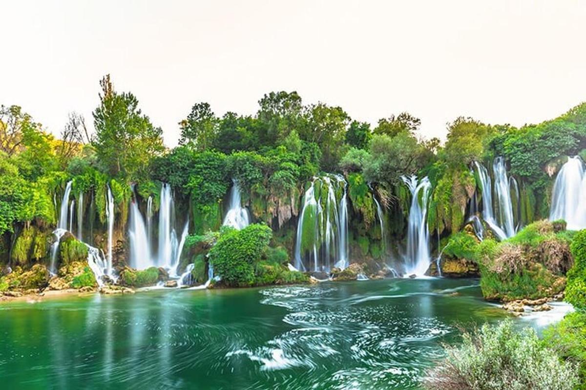 sekumpulan air terjun di sungai dengan pokok