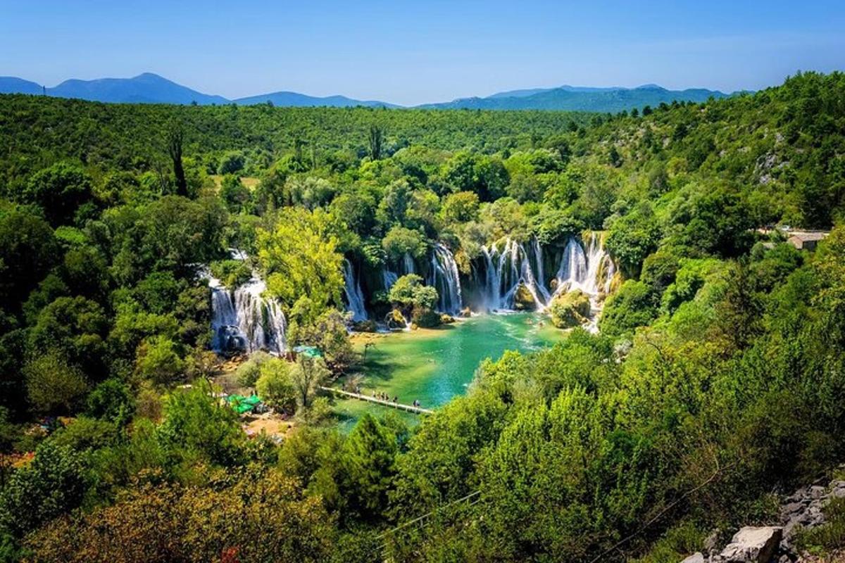 o vedere aeriană a unei cascade într-o pădure