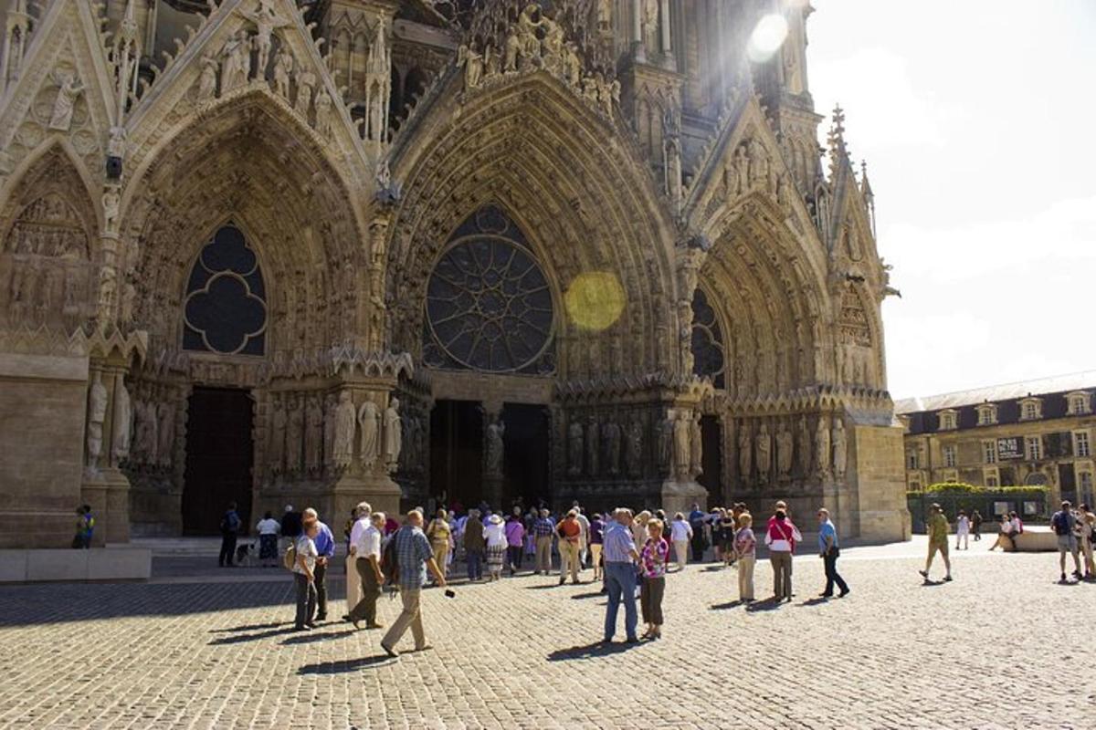 un gruppo di persone in piedi davanti a una cattedrale