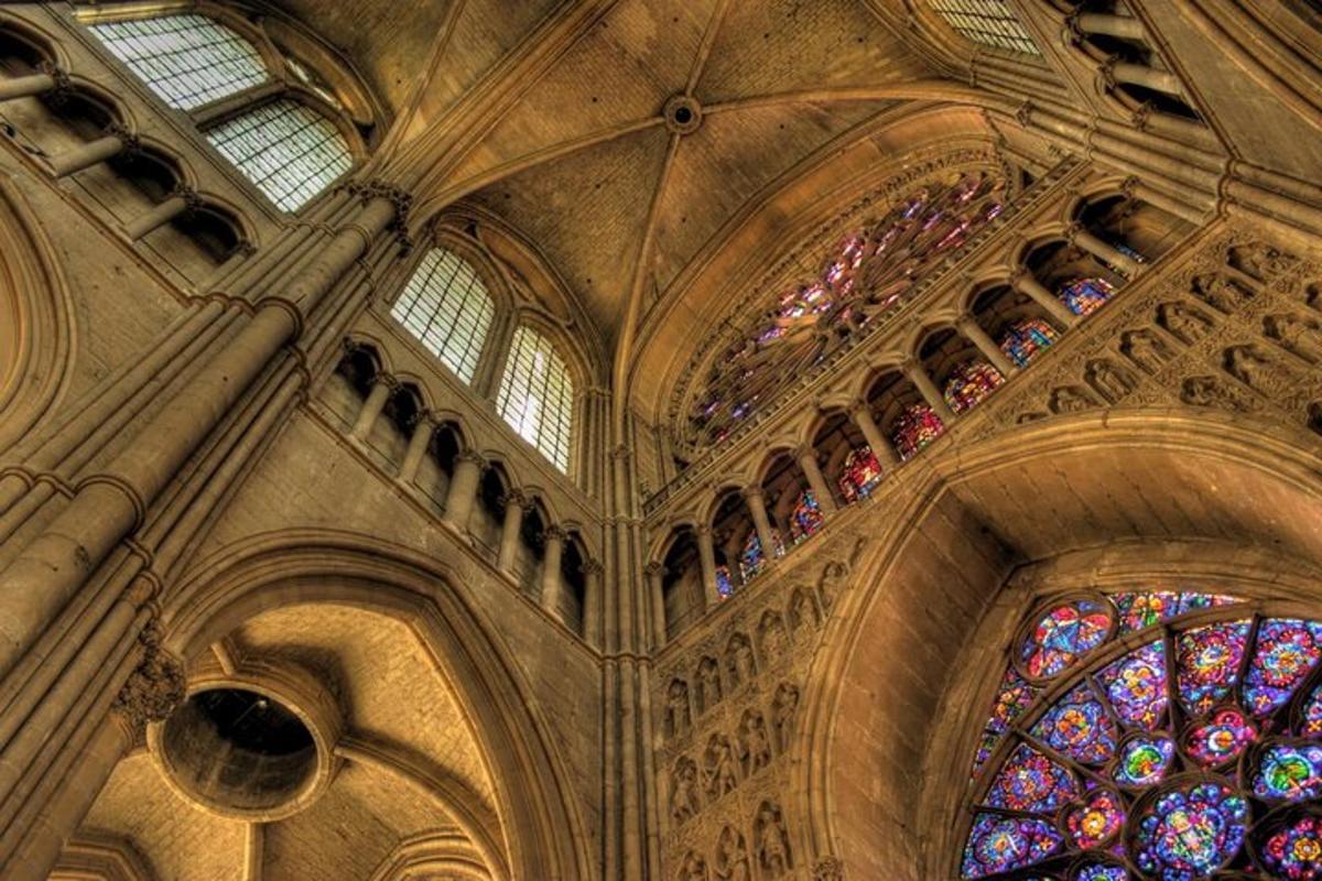 una chiesa con un grande soffitto e vetrate colorate