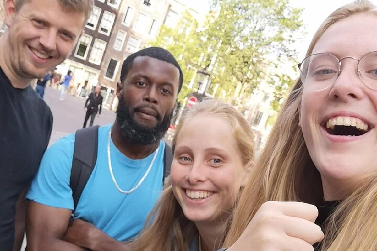 un gruppo di persone che posano per una foto