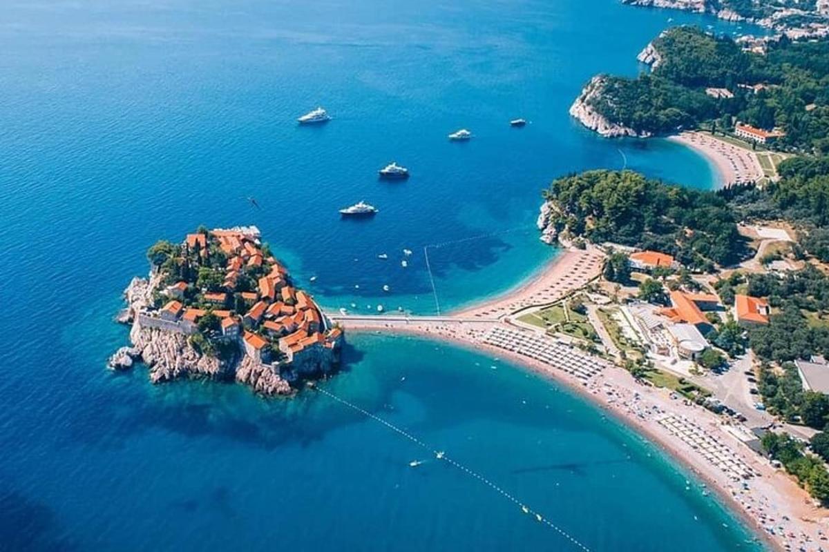 una vista aerea di una piccola isola nell'acqua
