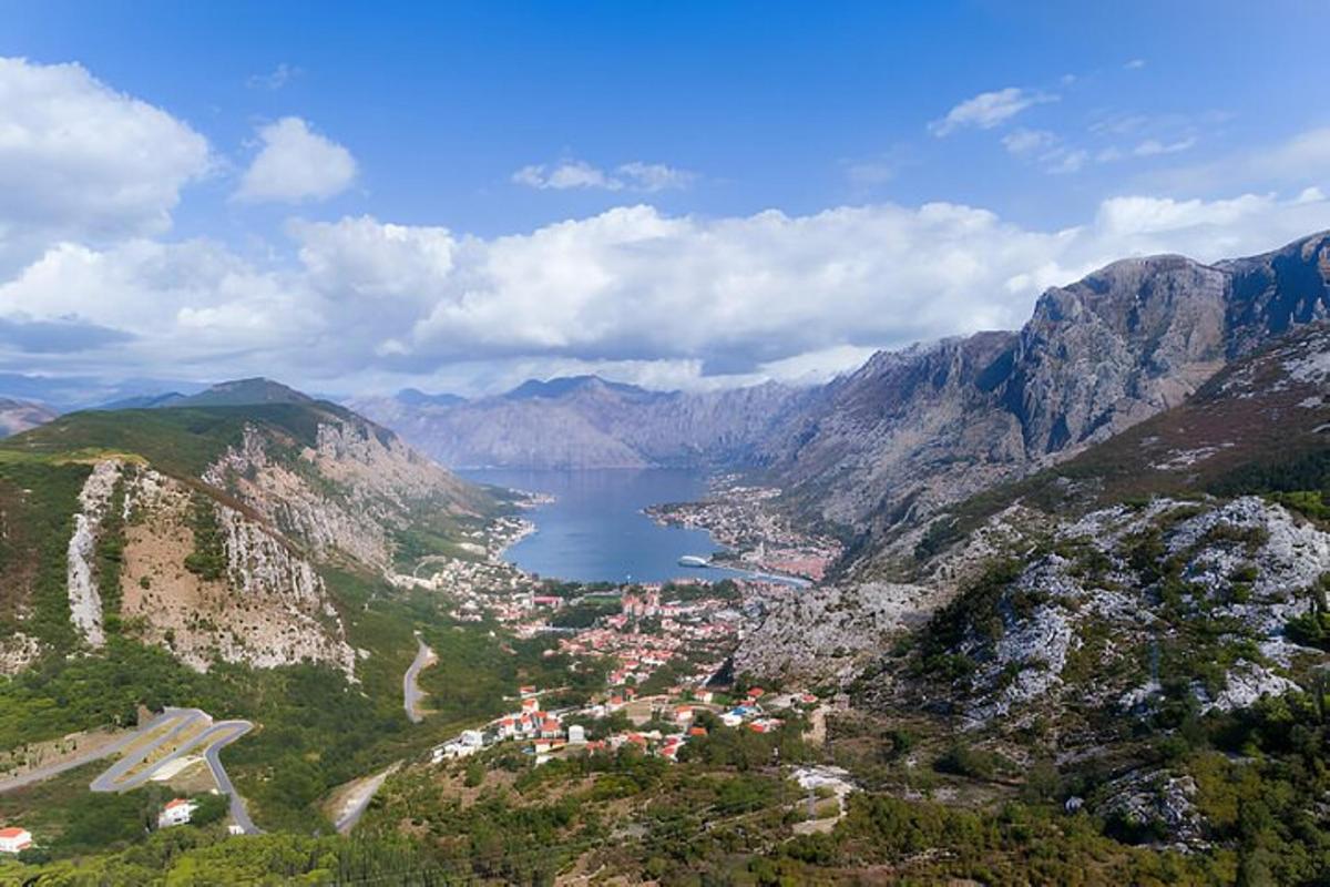 pogled na dolino z jezerom in gorami