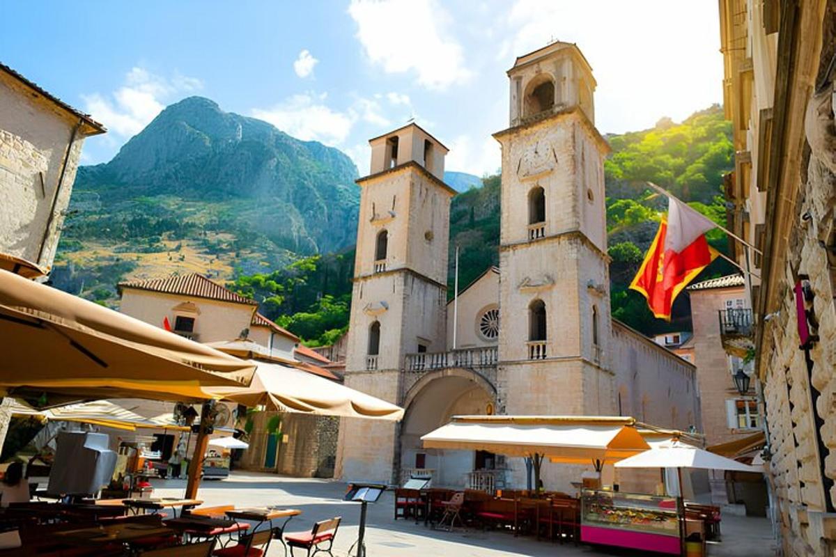 un edificio con due torri con tavoli e ombrelloni
